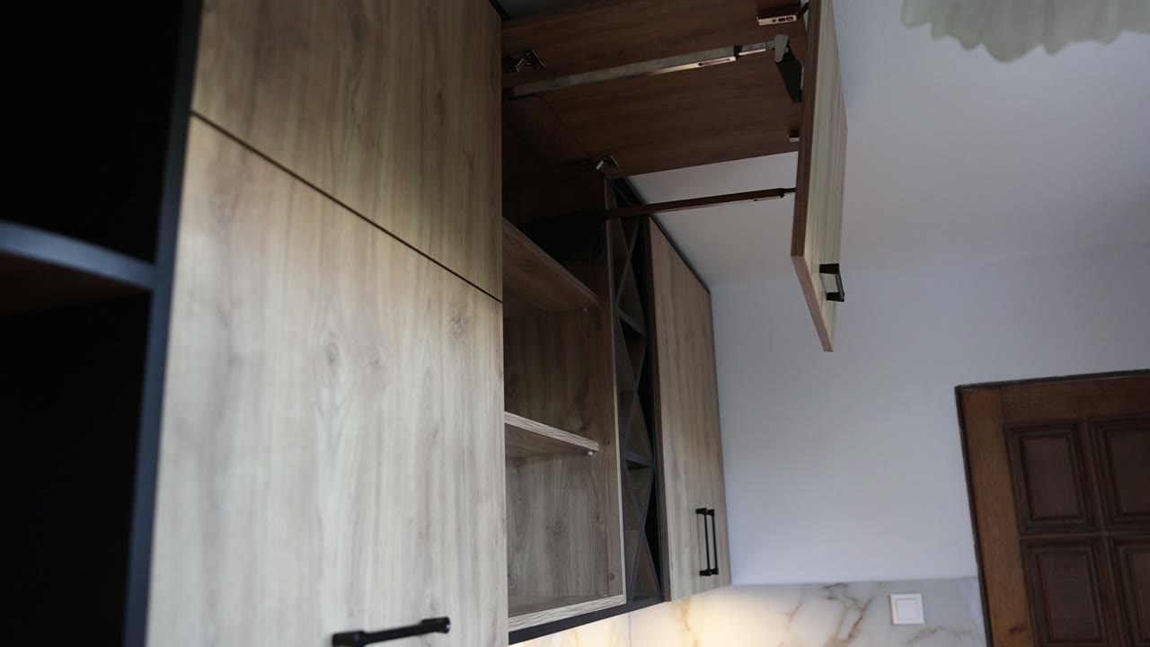 Zabudowa pod sufit w dekorze drewna